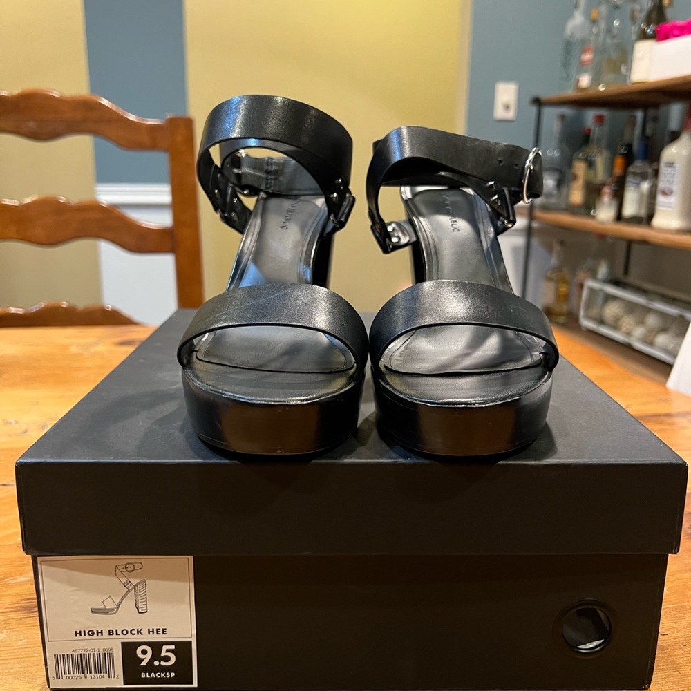 Banana Republic black strappy sandals size 9.5